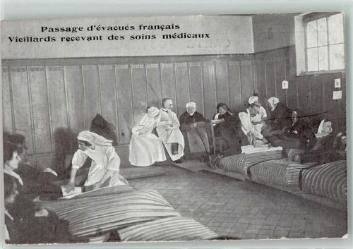 Passage evacues francais - Krankenschwestern - Vieillards recevant des soins medicaux Flüchtling