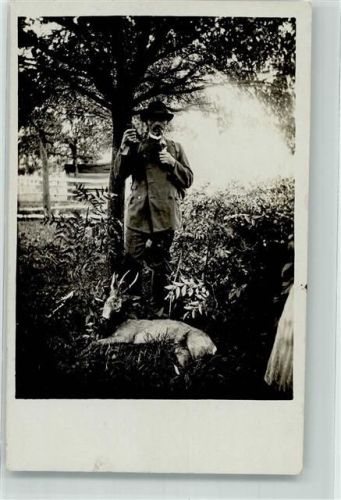 1920 - 1925 Jäger mit einer Pfeife und erlegtem Wild Rehbock