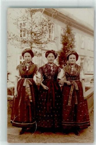 Finsterbergen Frauen in Trachten