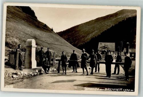 Grenze am Brenner Grenzstein Zollbeamte