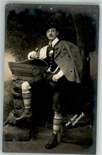 Stadtamhof Junger Mann inTracht mit Pfeife im Fotostudio Ort lt. Fotograf Janner Reißnagelloch