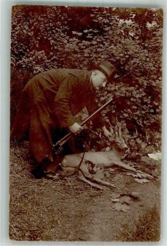 Jäger Gewehr erlegtes Wildtier Rehbock