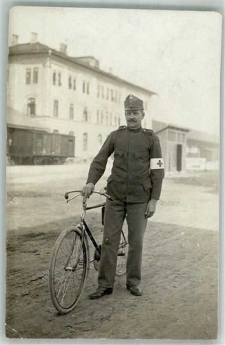 1914 - 1918 Sanitäter mit einem Fahrrad