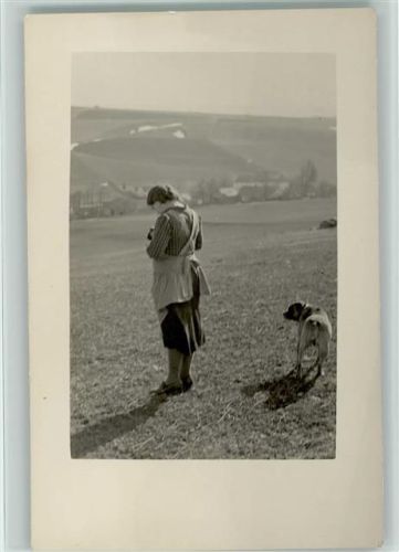 Frau mit ihrem Boxer beim Spaziergang Foto AK