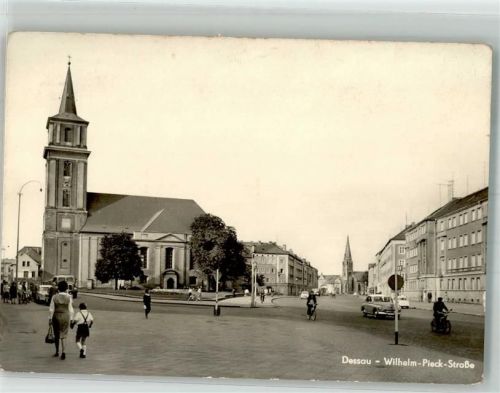 Dessau Kirche Wilhelm-Pieck Straße Auto