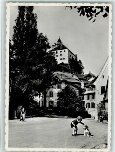 Werdenberg Schloss Werdenberg bei Buchs Bub mit Hund