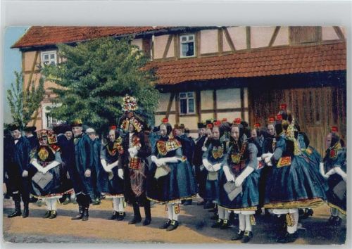 Brautpaar wird zur Kirche geleitet , Hessische Trachten Nr. 1229 AK
