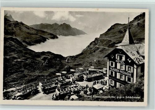 1950 Hotel Klausenpasshöhe gegen Schächtental, viele Autobusse- Foto Gaberell 17684