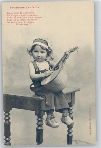 1910 Kleines Kind sitzt auf dem Tisch mit einer Mandoline