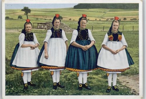 Hessische Trachten - Freundinnen - 1935 AK