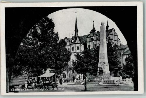 Saalfeld Marktplatz mit Rathaus Denkmal Marktszene