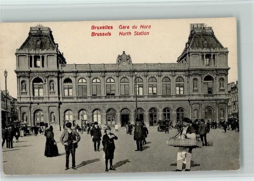 Gare du Nord , Mann mit einem Bauchladen ca 1915 AK