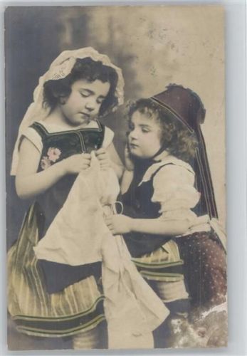1900 Foto AK - Kinder in Trachten beim Nähen