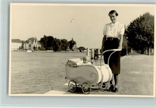 1940 Frau mit einem Kinderwagen