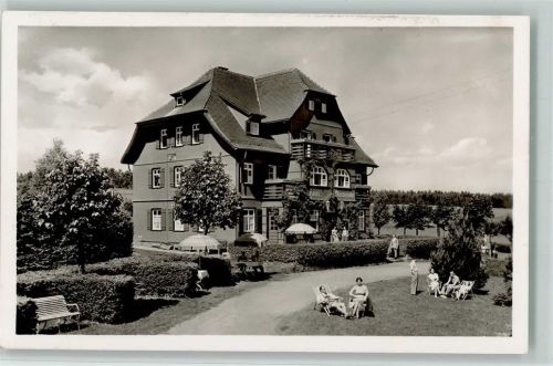 Besenfeld 1940 Hotel Oberwiesenhof, Gäste sitzen im Garten