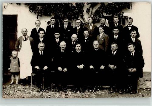 84539 W8261 Ampfing Privatfoto AK Gruppenphoto mit Kind Ort lt. Fotograf