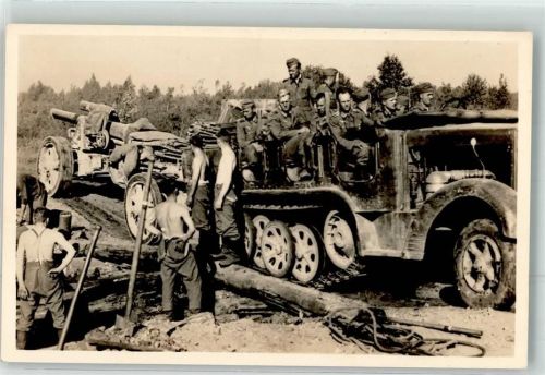 Schwerer Zugkraftwagen 12 t mit Feldgeschütz überquert Behelfsbrücke Pioniere Fotograf PK Tannenberg