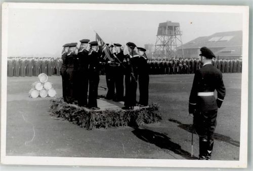 Glückstadt Deutsche Marinesoldaten schwören auf die Reichskriegsflagge bei ihrer Vereidigung Ort handschriftlich