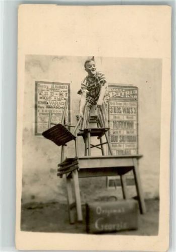 Akrobatik mit Stühle Clown