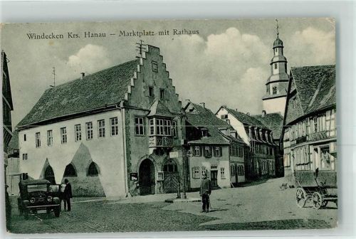 61130 W6369 Windecken - Marktplatz mit Rathaus Polizist Oldtimer