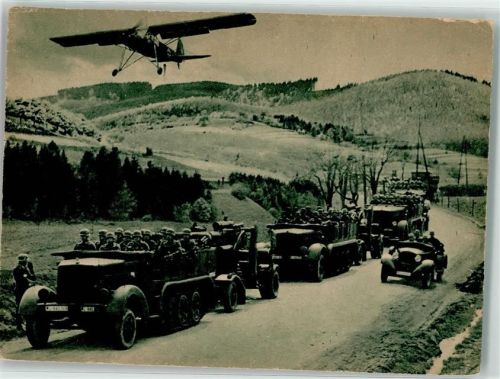 Fieseler Storch Fi 156 überfliegt eine Kolonne schwerer Zugkraftwagen 12 t Fotograf Strache