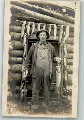 1910 - 1920 Angler mit seinen Fischen aufgehängt an der Leine zum Trocknen