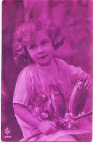 1940 1. April, Mädchen mit Fischen, vermutlich 1910/20 hergestellt AKU2
