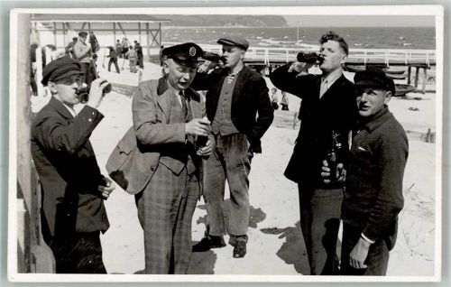 Göhren 1939 Männer mit Bier an der Seebrücke Privatfoto AK Ort handschriftlich