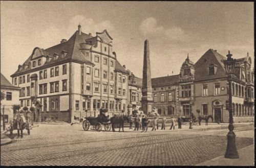 um 1920/30 Mainz, Rheinland-Pfalz: Blick auf den Neubrunnenplatz mit Pferdekutschen (New Fountain Place with horse drawn carriages), Ak Nr. 226,K. S. M. AKU1