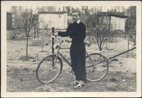 um 1920-30 Junge mit Fahrrad