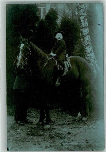 Kind auf einem Pferd