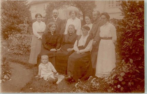 1916 Sonntags Partie Gruppenaufnahme einer gemischten Gesellschaft im Garten Ort handschriftlich