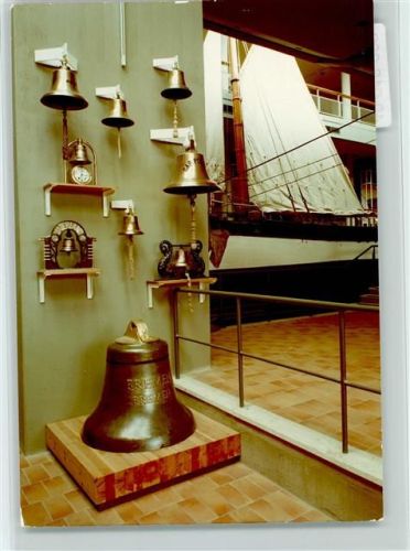 Bremerhaven Deutsches Schifffahrtsmuseum Innenaufnahme Schiffsglocken Segelboot