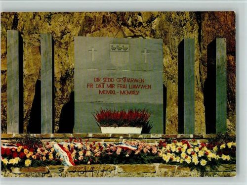 Clerf Kränze mit Französischer Fahne am Monument aux Morts
