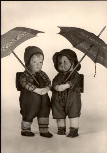 Puppen mit Regenschirm