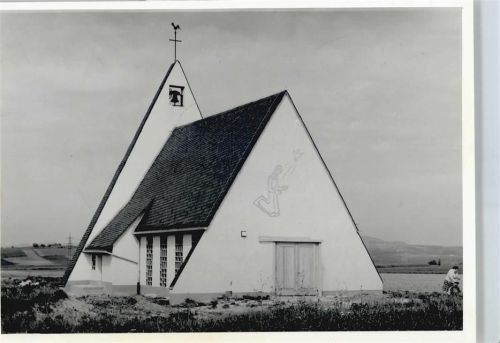 Niederweyer Kirche Fußgänger Feld
