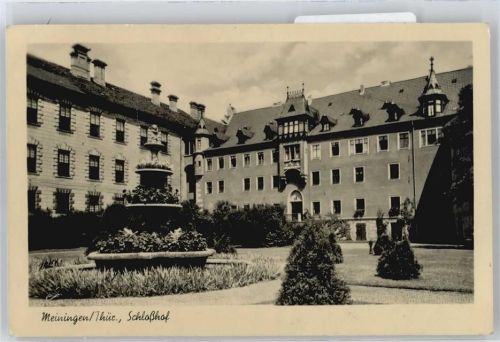 Meiningen Schloss Hof Baum Wiese