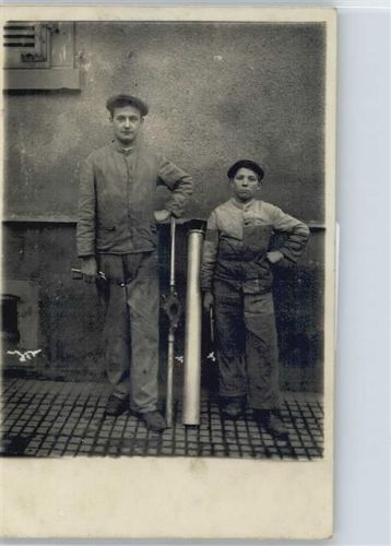 Schlosser , mit großem Werkzeug , Foto-Karte Schmied