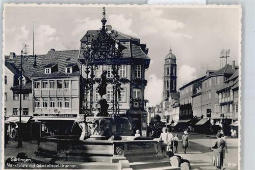 Göttingen Marktplatz, Gänseliesel-Brunnen, Kirche