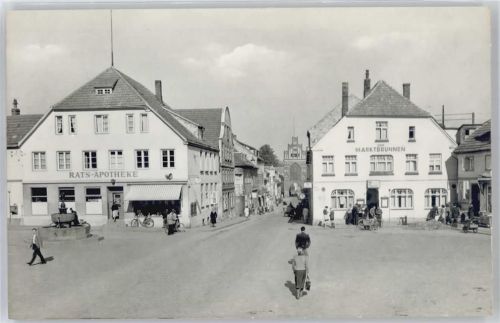 Teterow Marktplatz, Hechtbrunnen, Rats-Apotheke, Gasthaus zum Marktbrunnen
