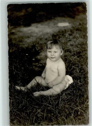 Privatfoto - nacktes Baby auf dem Rasen
