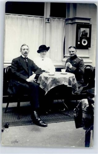 Soldat beim Essen, Foto-Karte
