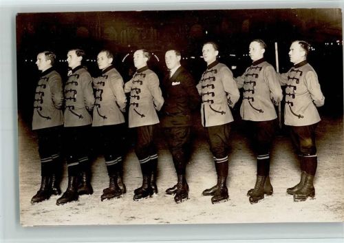 Männerriege auf dem Eis mit Schlittschuhe, Foto ca 1938 AK