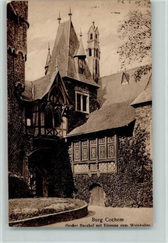 Cochem Burg Großer Burghof mit Eingang zum Weinkeller
