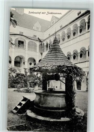 Grein Schlosshof mit Ziehbrunnen
