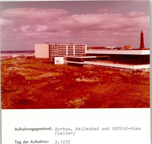Borkum Wellenbad und GEFFAH-Haus Leuchtturm Foto montiert auf Karton