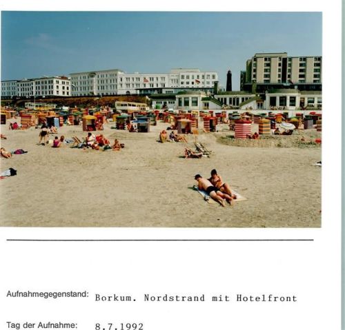 Borkum Nordstrand mit Hotelfront Foto montiert auf Karton