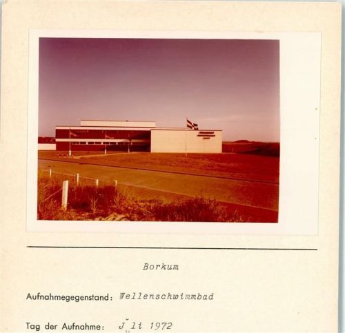 Borkum Wellenbad Außenaufnahme Fahnen Foto montiert auf Karton