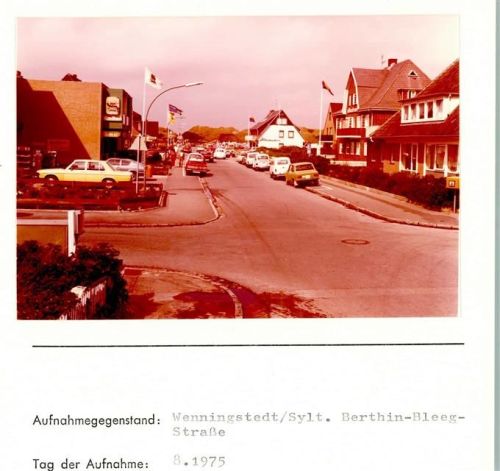 Wenningstedt Berthin-Bleeg-Straße Foto montiert auf Karton