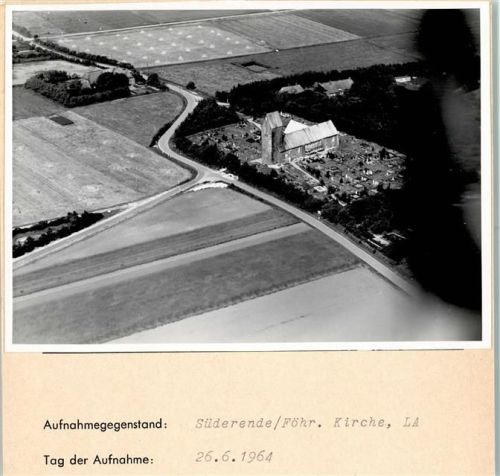 Süderende Luftaufnahme Kirche Kirchen, Grabsteine, etc. Foto montiert auf Karton